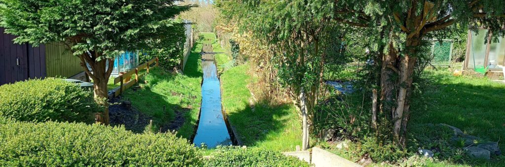 Slootjes zijn er genoeg langs onze tuinen